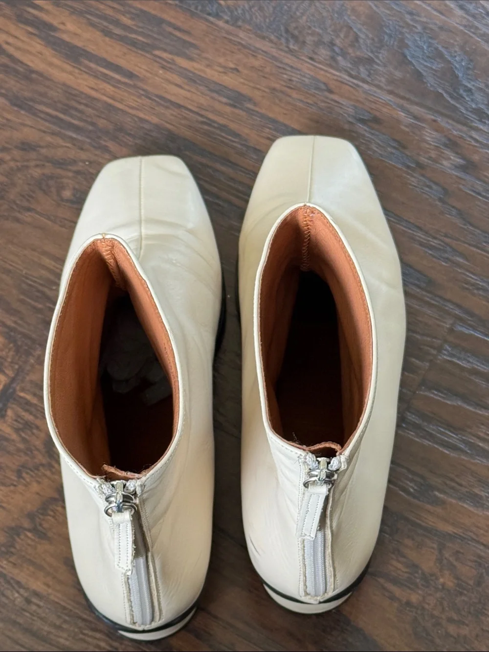 Ángel Alarcon cream leather